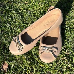 Brazilian Usaflex brand. I bought those cute flats in Brazil.Light brown. Size 6